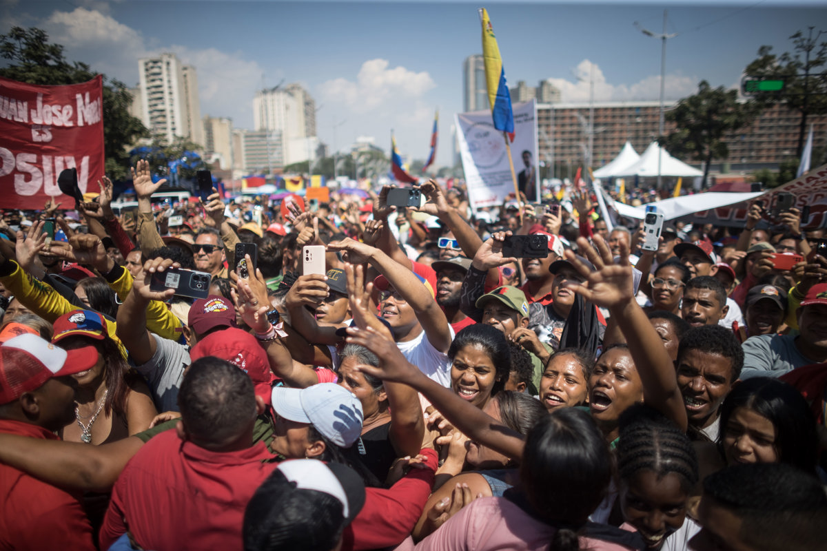 Maduro oficializa ante el ente electoral su aspiración a un tercer mandato presidencial