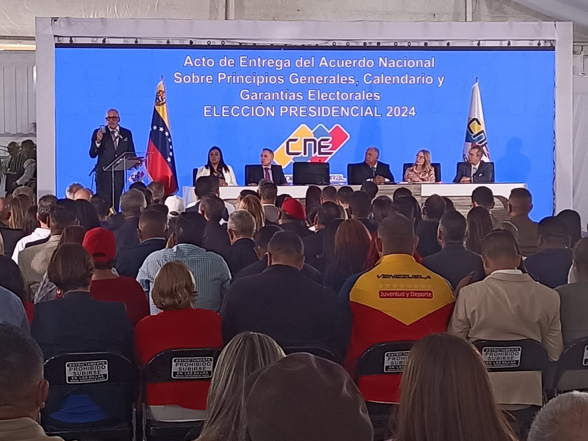 Jorge Rodríguez entregó propuesta electoral al CNE para que se determine cuándo son las presidenciales
