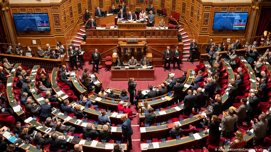 Francia se convierte en el primer país del mundo en proteger el aborto en su Constitución