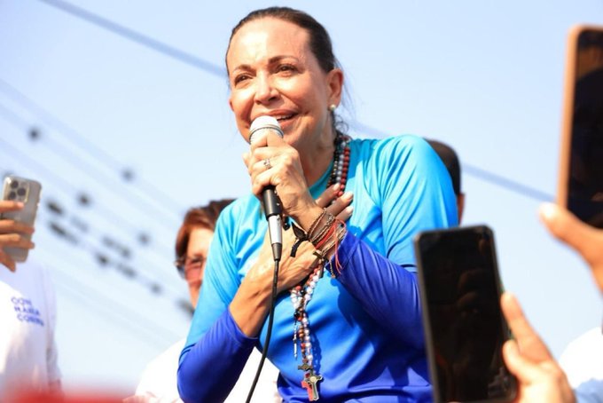 María Corina Machado asume liderazgo si se mantiene en la ruta electoral, señalan analistas