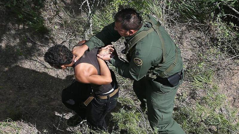 La controvertida ley con la que Texas pretende arrestar y deportar a los migrantes indocumentados que llegan a EE.UU.