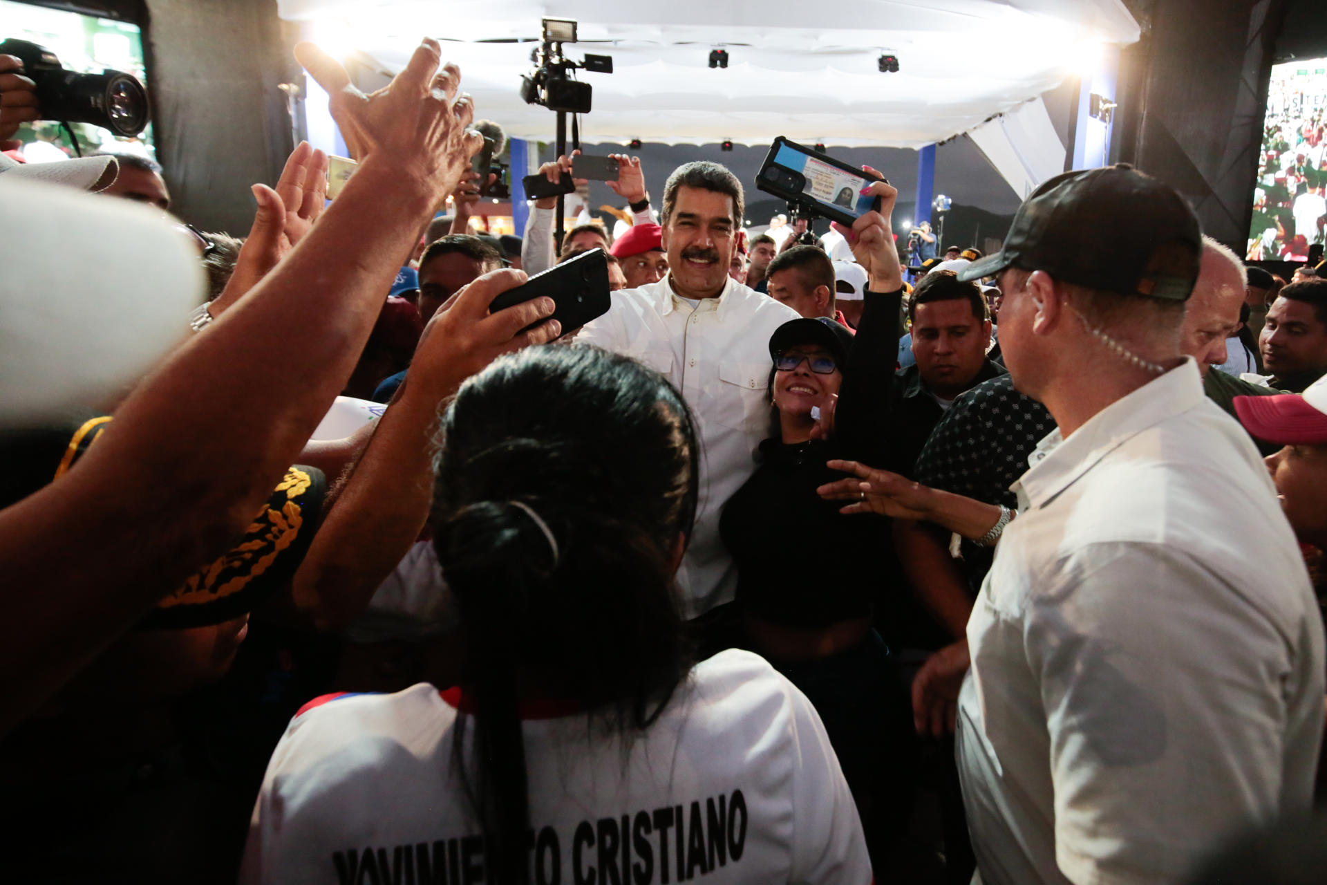 Maduro anuncia un plan para bajar impuestos a las iglesias