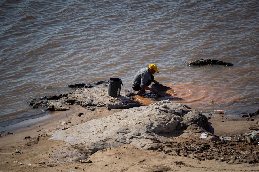 Barrer en busca de oro, una labor común en el sur de Venezuela