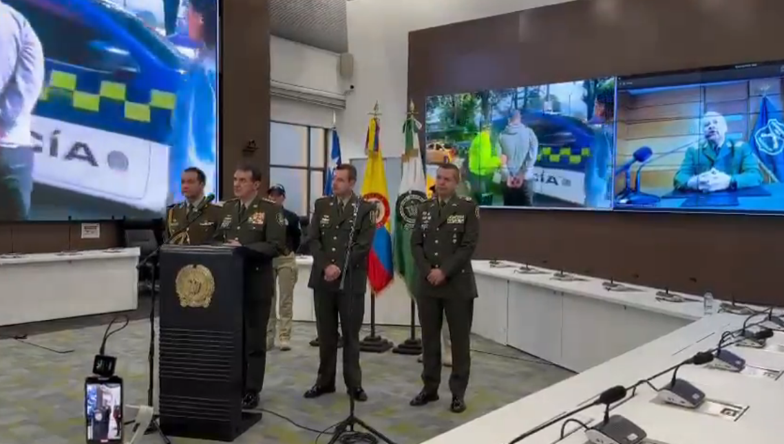 Presidente de Colombia informa que extraditará a acusado de asesinar a carabinero en Chile