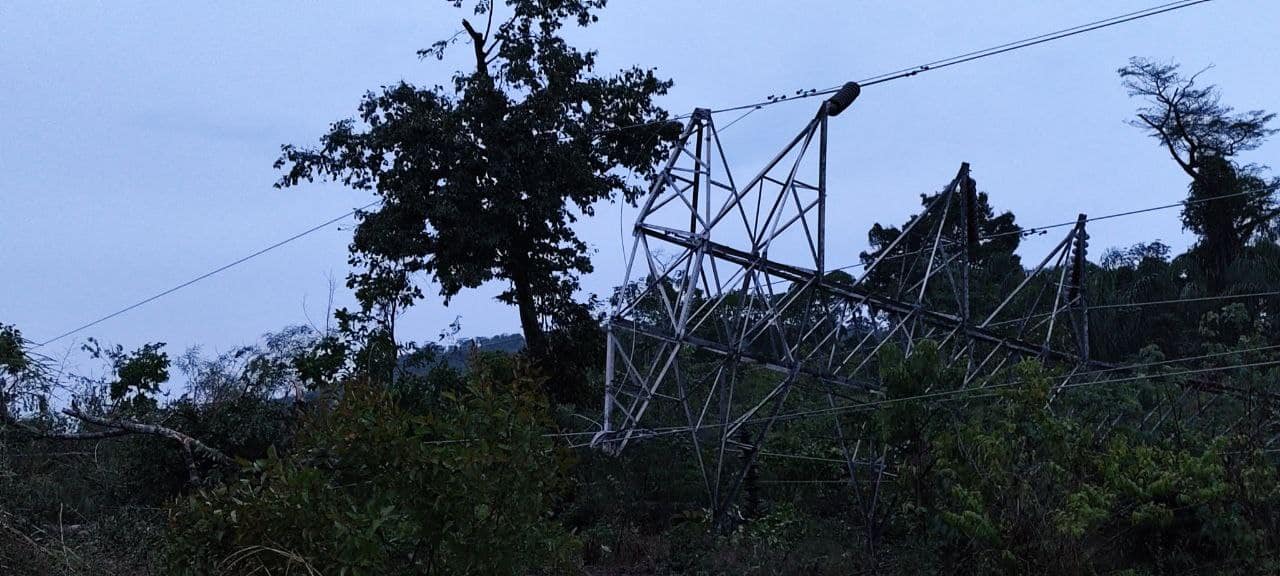 Caída de una torre eléctrica deja sin luz a Puerto Ayacucho en Amazonas