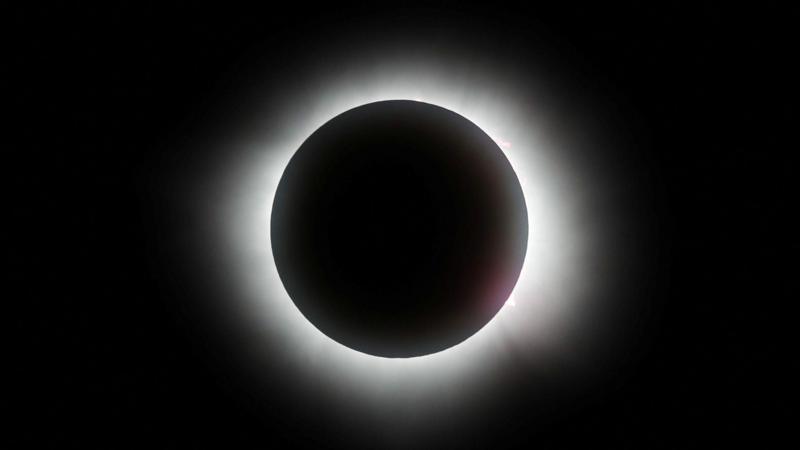Las imágenes del impactante eclipse solar total en México y Estados Unidos