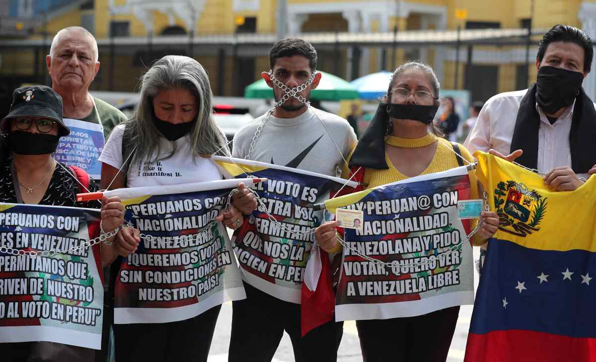 Venezolanos protestan ante su embajada en Lima por "obstáculos impuestos" para poder votar