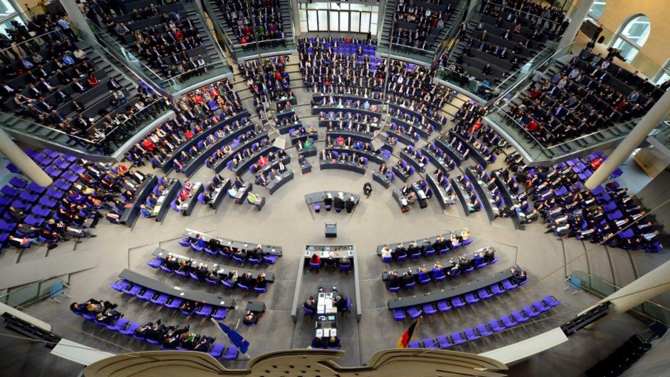 Parlamento alemán aprueba ley que regula tarjetas de débito para solicitantes de asilo
