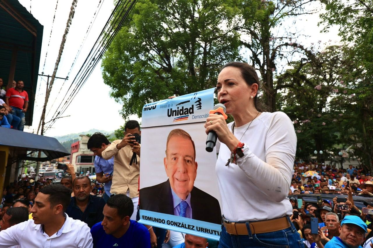 María Corina de gira con el afiche de Edmundo González: Lo que opinan analistas