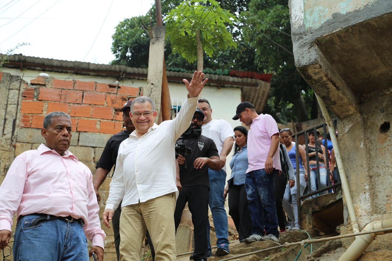 Enrique Márquez recorre Cota 905: la gente no quiere dádivas del gobierno