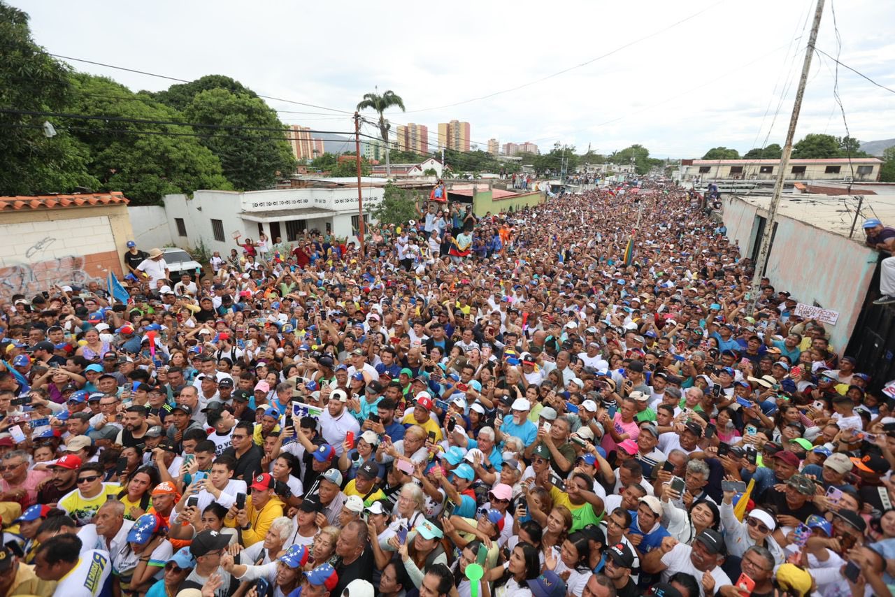Campaña territorial, redes sociales y mensajería: la batalla por Miraflores en tiempos de cerco informativo