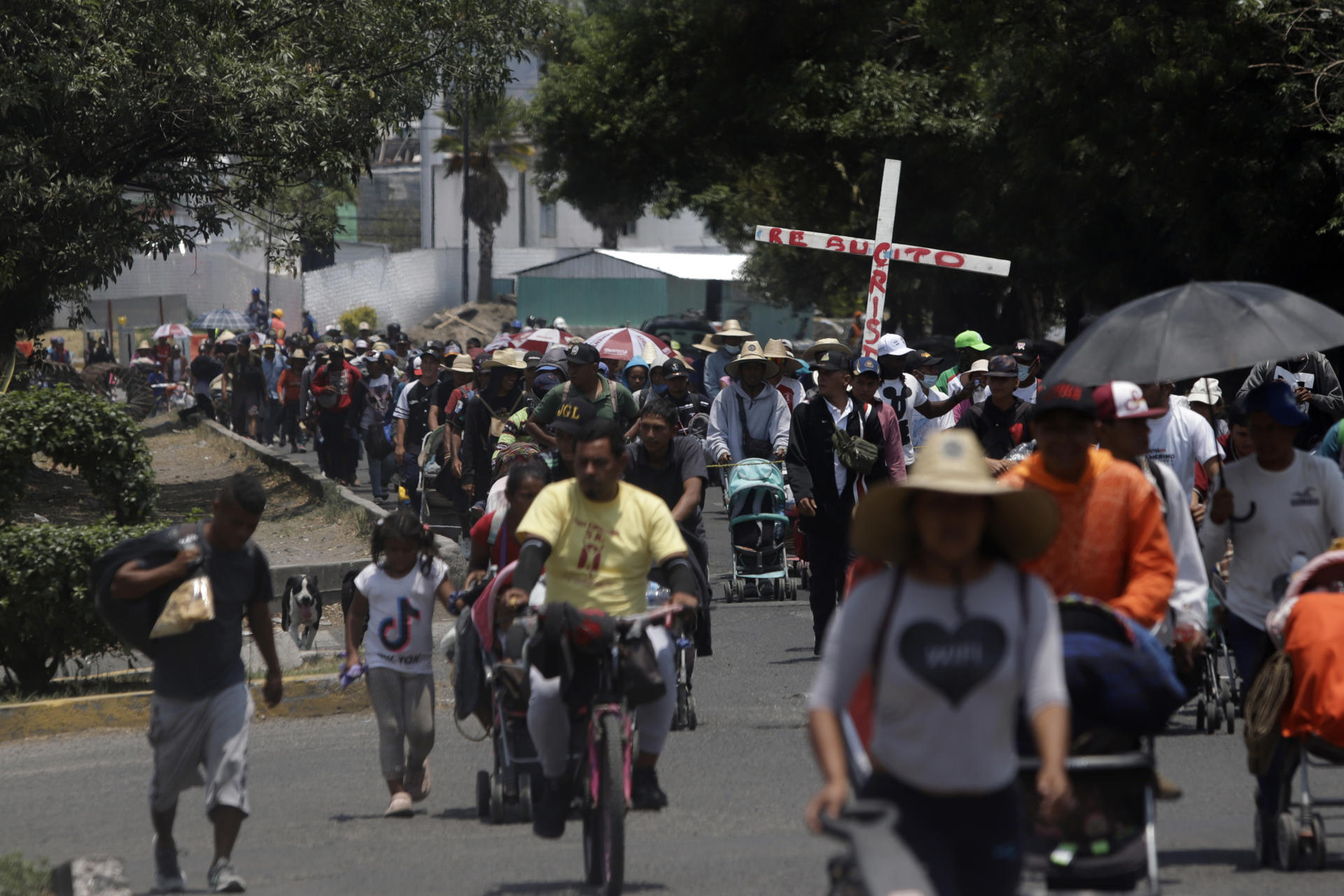 Caravana con 600 migrantes llega al centro de México