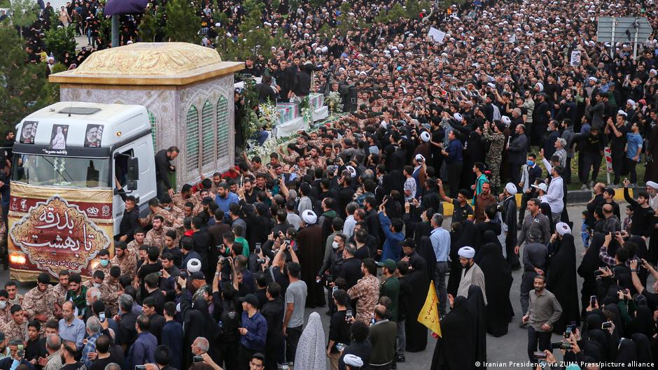 Decenas de miles asisten al funeral de Raisi en Teherán