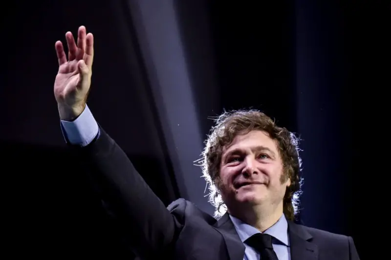 5 de las decisiones más radicales de Milei en su primer semestre como presidente de Argentina (y qué efecto tuvieron)