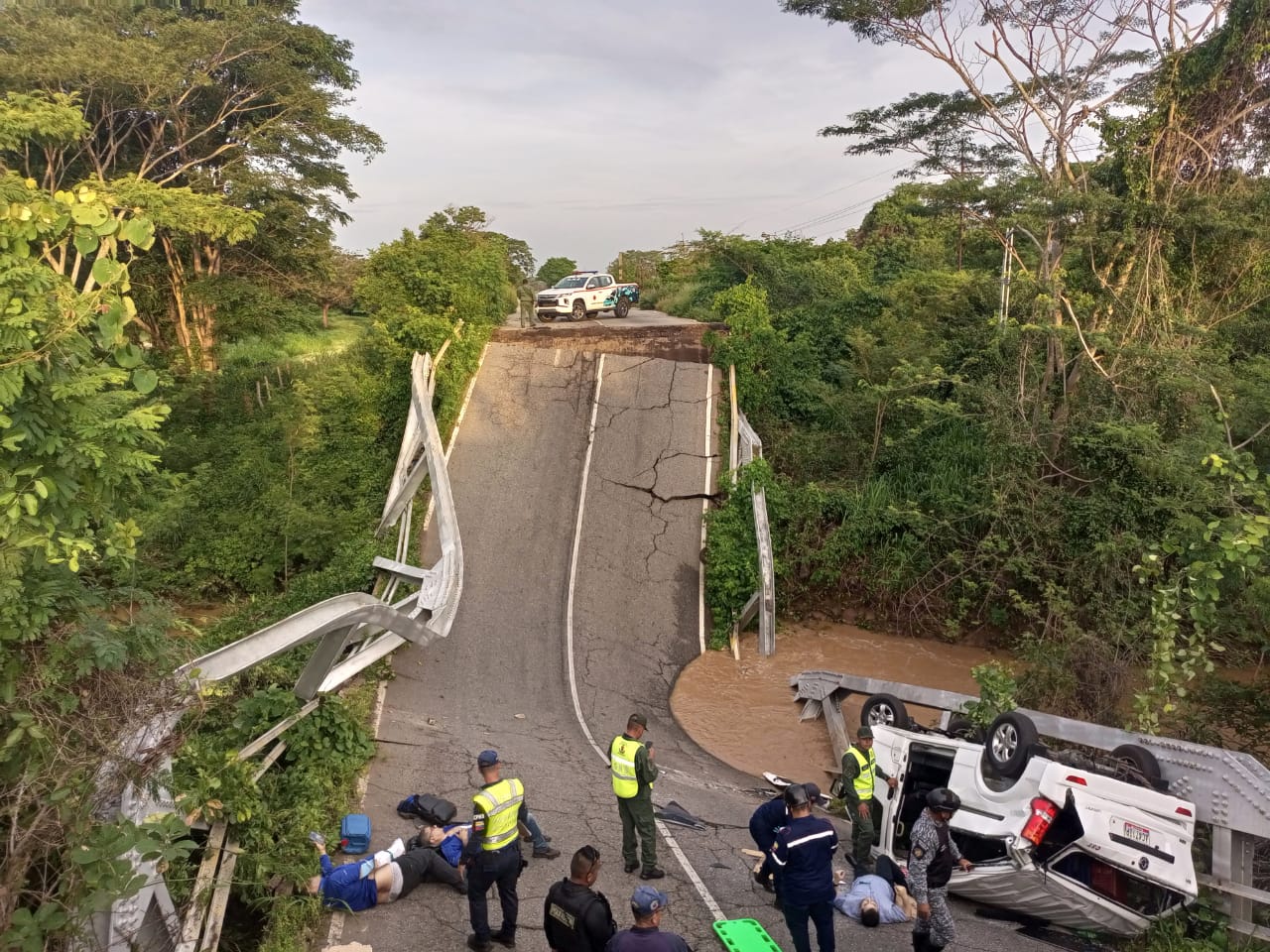 Colapso de un puente en vía entre Falcón y Zulia dejó un fallecido
