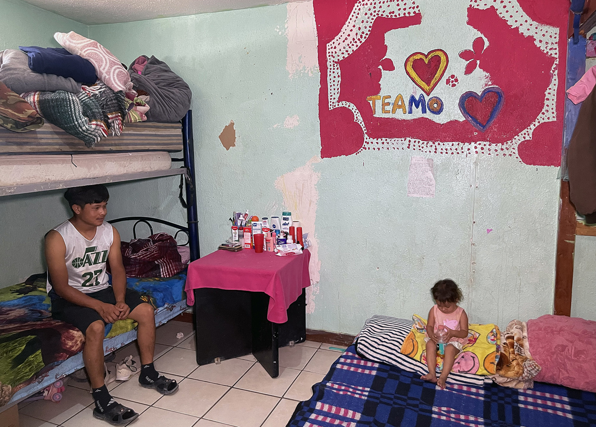 Albergue mexicano construye "casitas" para migrantes que esperan en la frontera con EEUU
