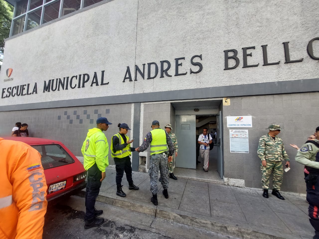 Caraqueños participan en el simulacro electoral