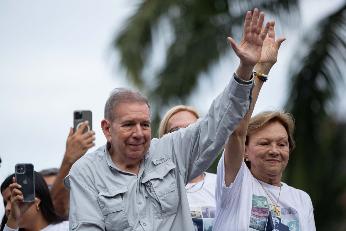 Es una derrota política para la oposición pero no el final, opinan analistas sobre exilio de Edmundo González 
