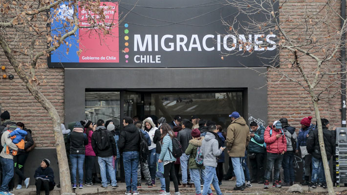Chile permitirá salida de venezolanos con pasaporte o cédula vencida