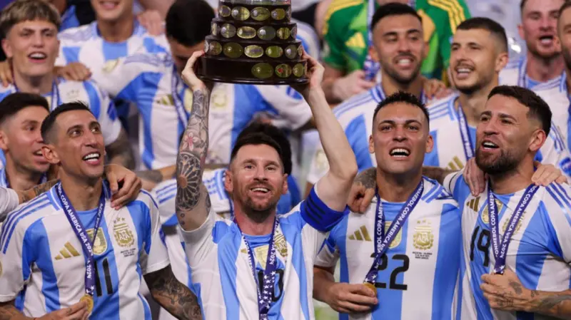¡Argentina invencible! La Albiceleste derrota a Colombia 1-0 en la final de la Copa América y suma 4 títulos en 3 años