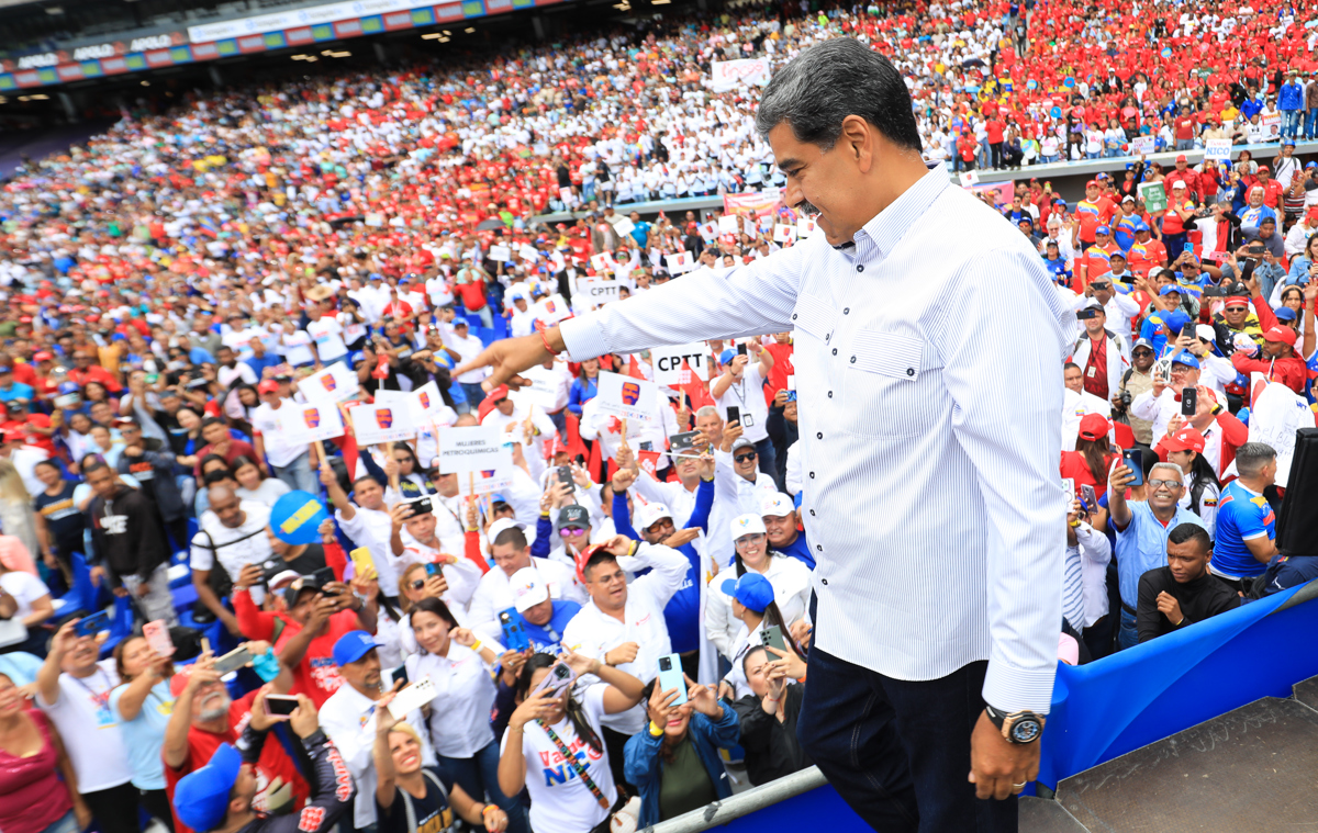 Nicolás Maduro pide el voto a los trabajadores y promete "recuperar" los salarios