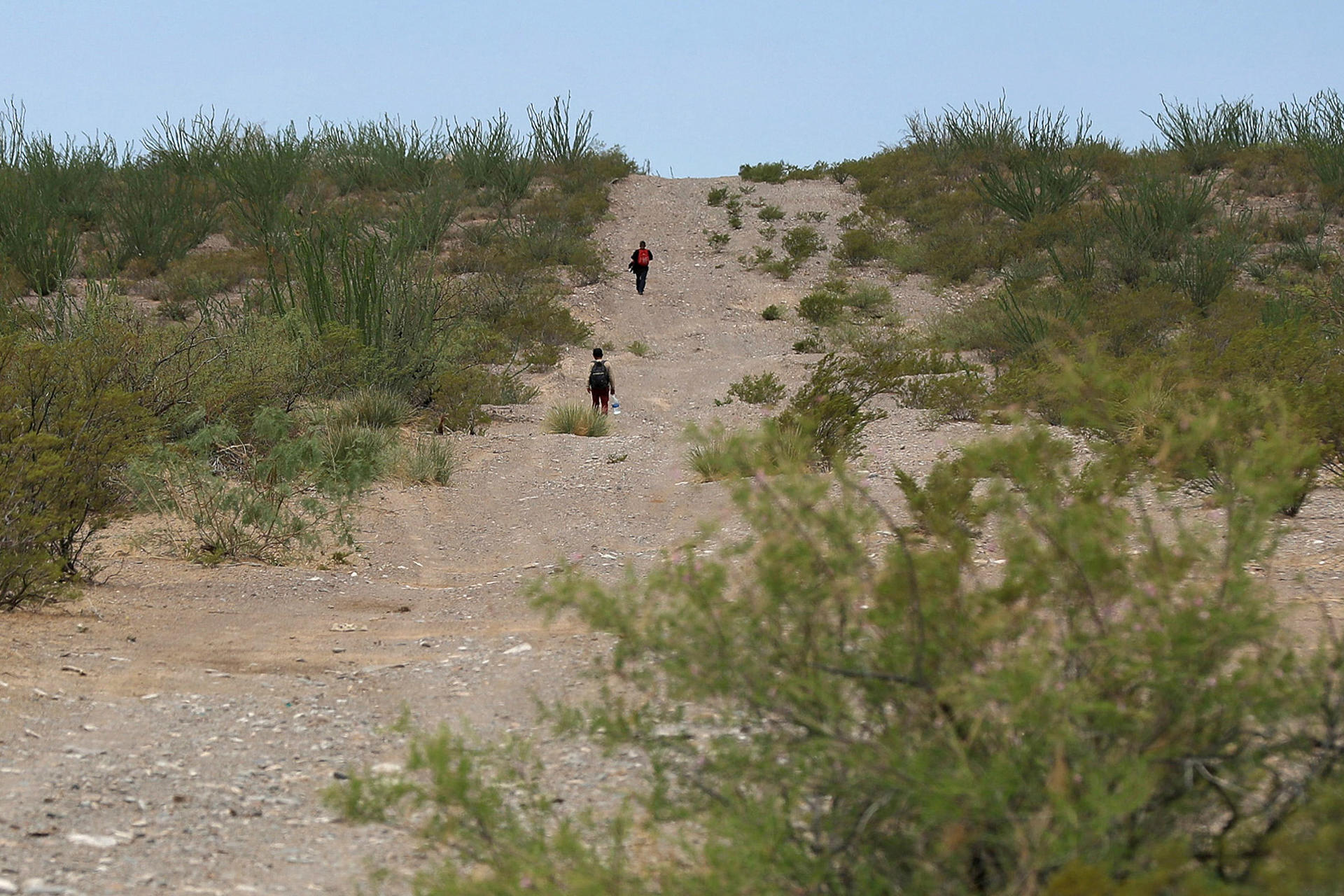 Migrantes optan por cruzar el desierto ante operativos de México y EEUU