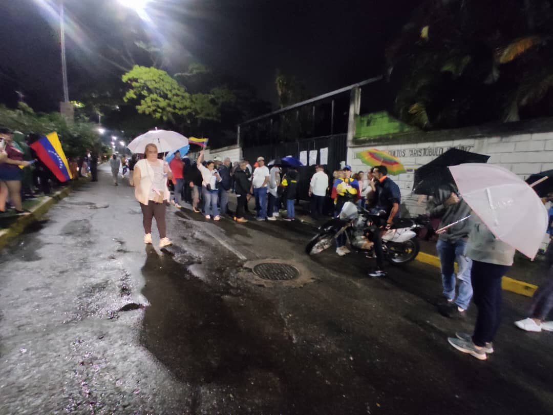 En calma y bajo la lluvia en Táchira se espera resultado electoral