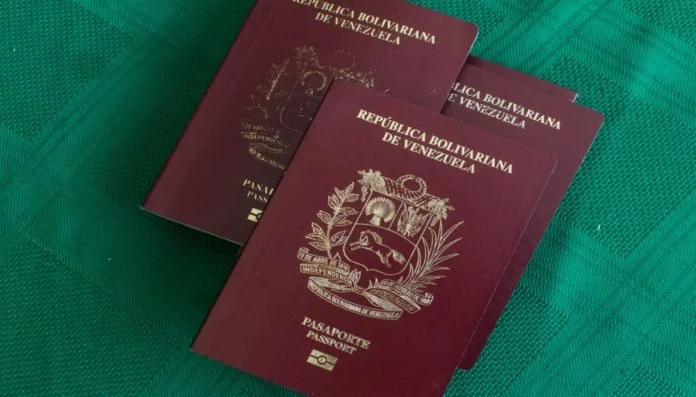 Gobierno anula pasaportes a periodistas y defensores de DD. HH.
