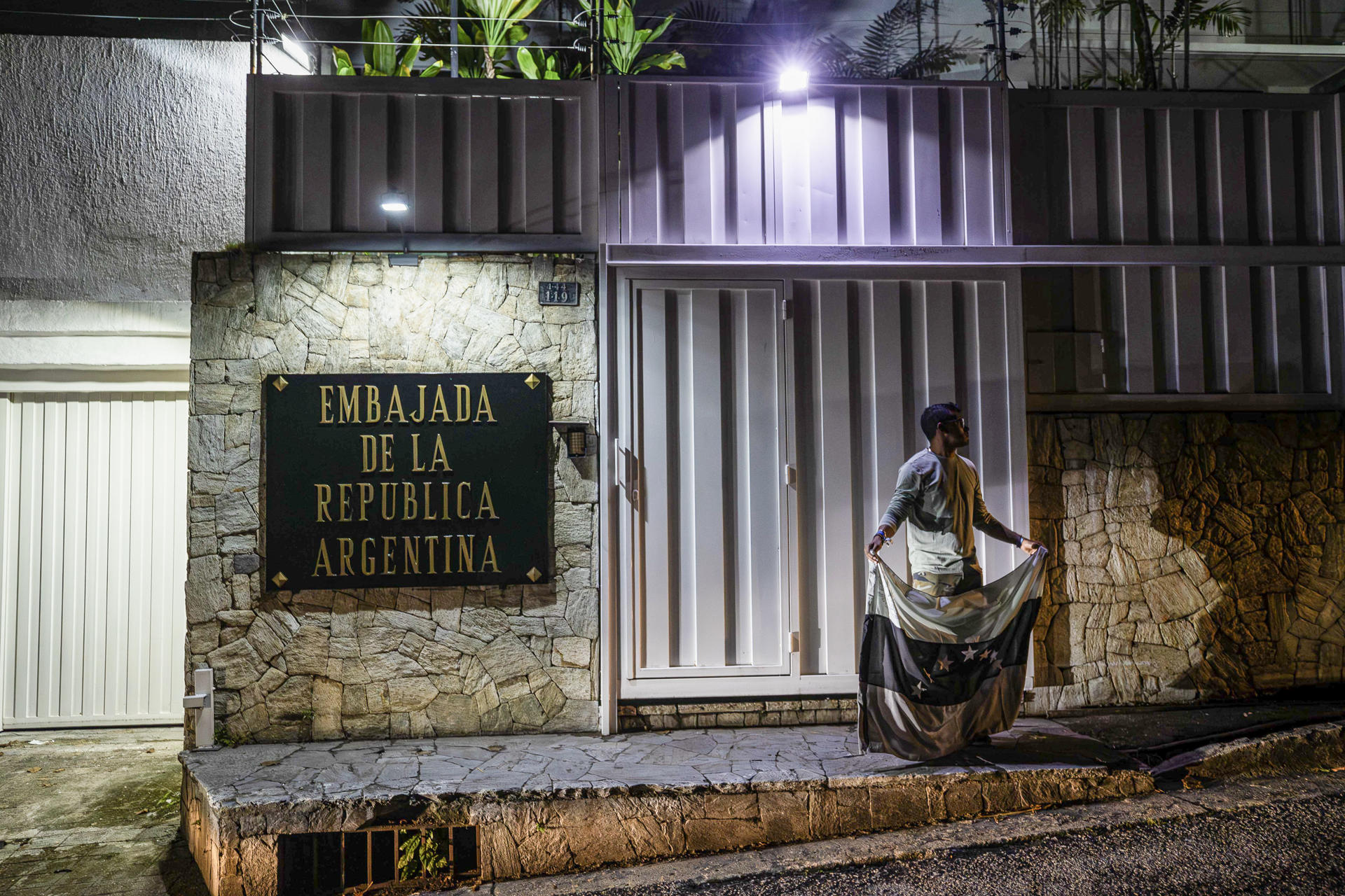 Internacionalistas: asedio a Embajada Argentina debilita aún más posición de Maduro ante países