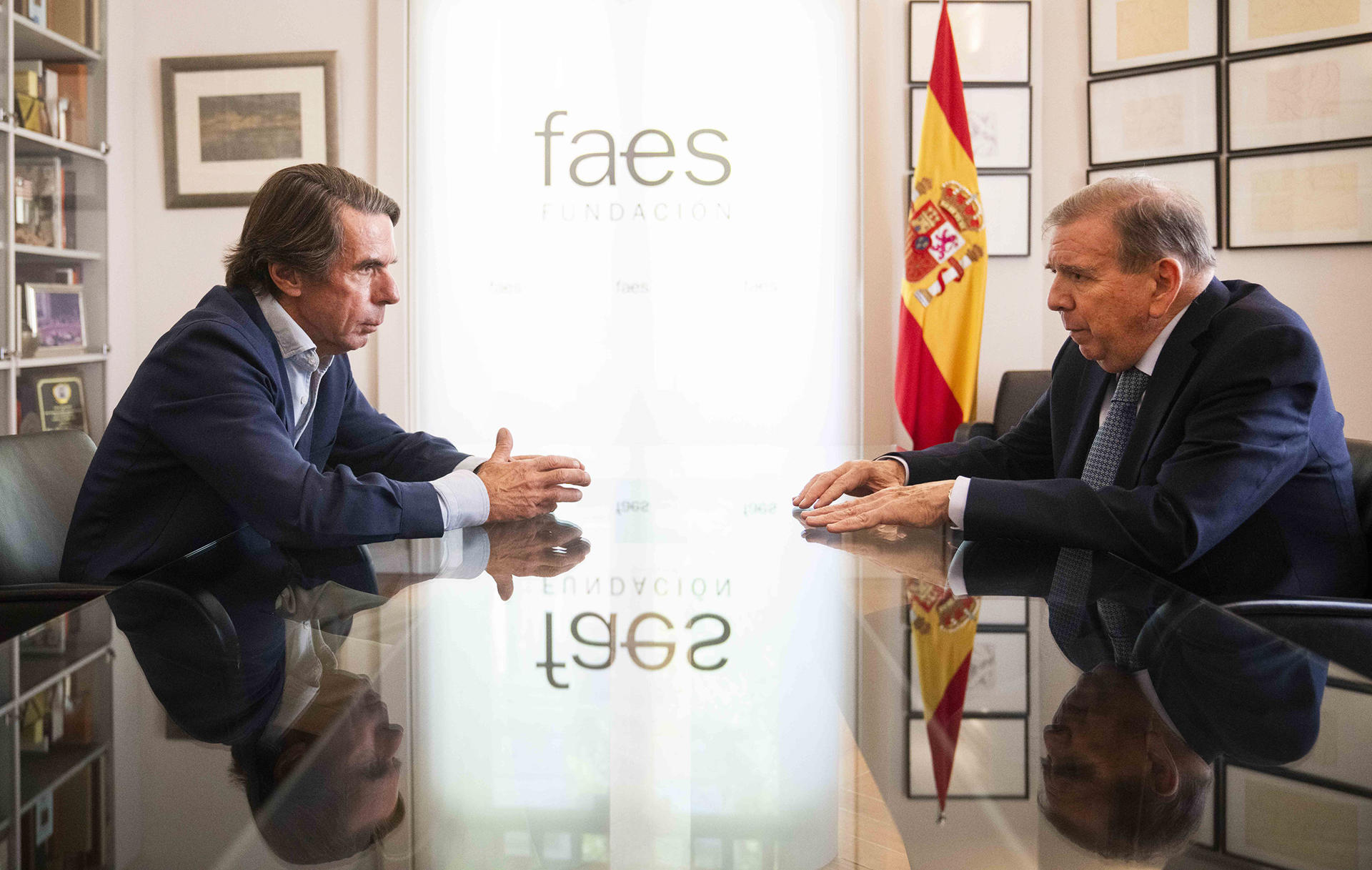 Aznar: Debemos trabajar para que exilio de Edmundo González acabe cuanto ates