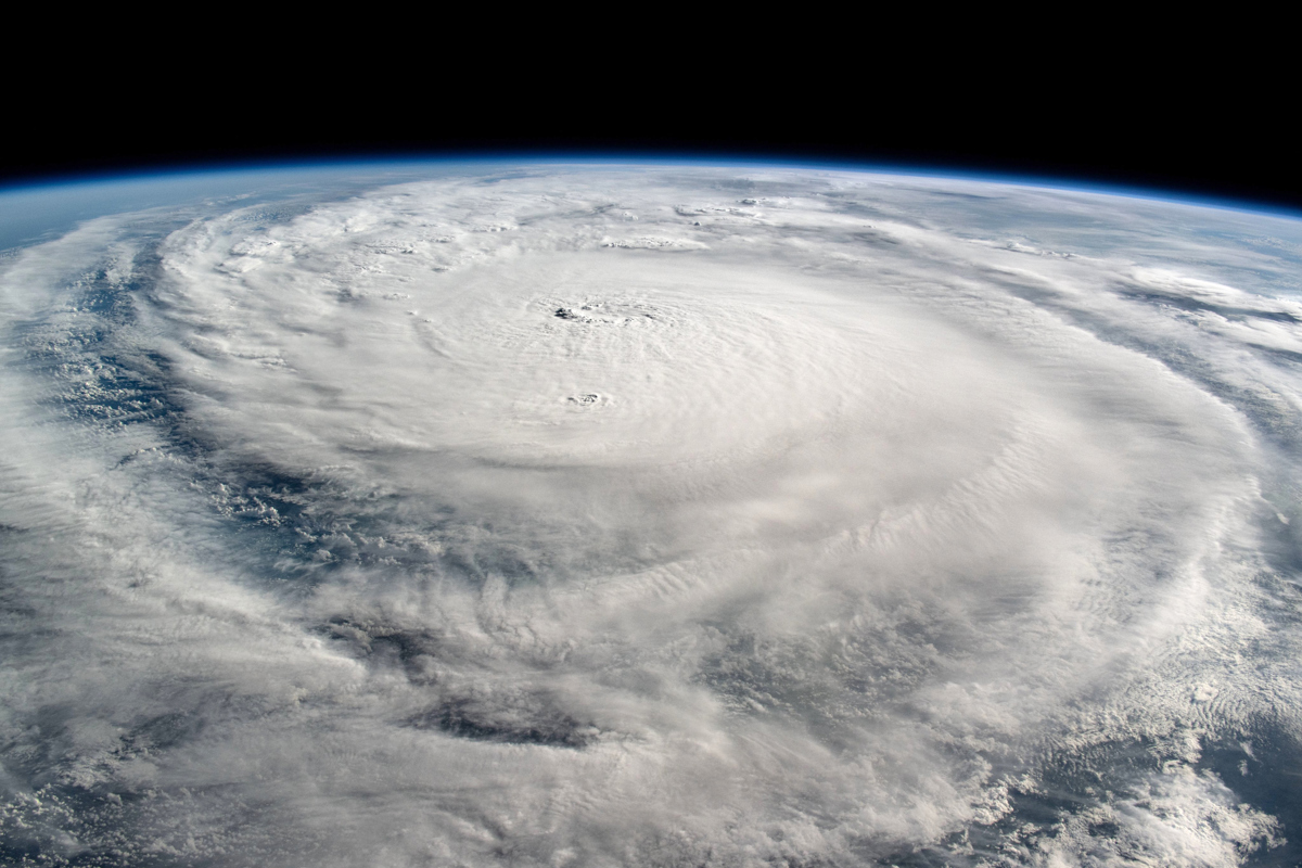 El huracán Milton crece de tamaño y genera los primeros tornados en su camino a Florida