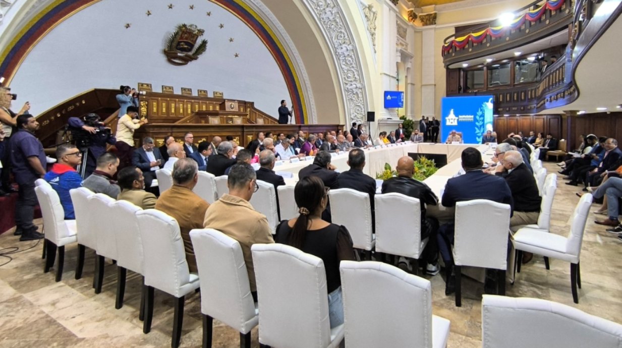 Jorge Rodríguez, presidente de la Asamblea Nacional durante reunión con representantes de varios partidos este jueves en Caracas / Foto: Asamblea Nacional de Venezuela