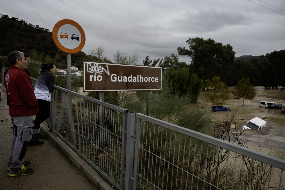 La dana deja desalojados, un río desbordado y un AVE descarrilado en Álora (Málaga)