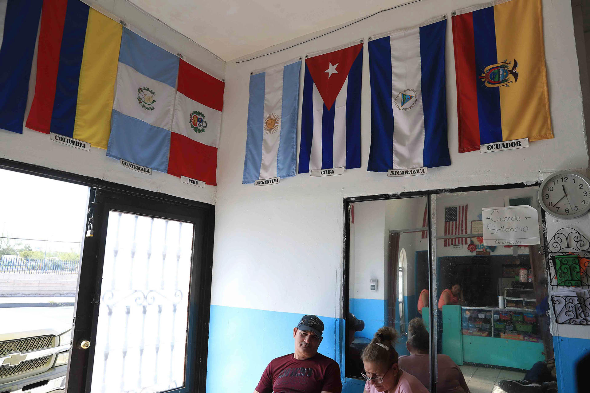 Migrantes de Cuba, Nicaragua y Venezuela quedan en el limbo en México por medidas de EEUU