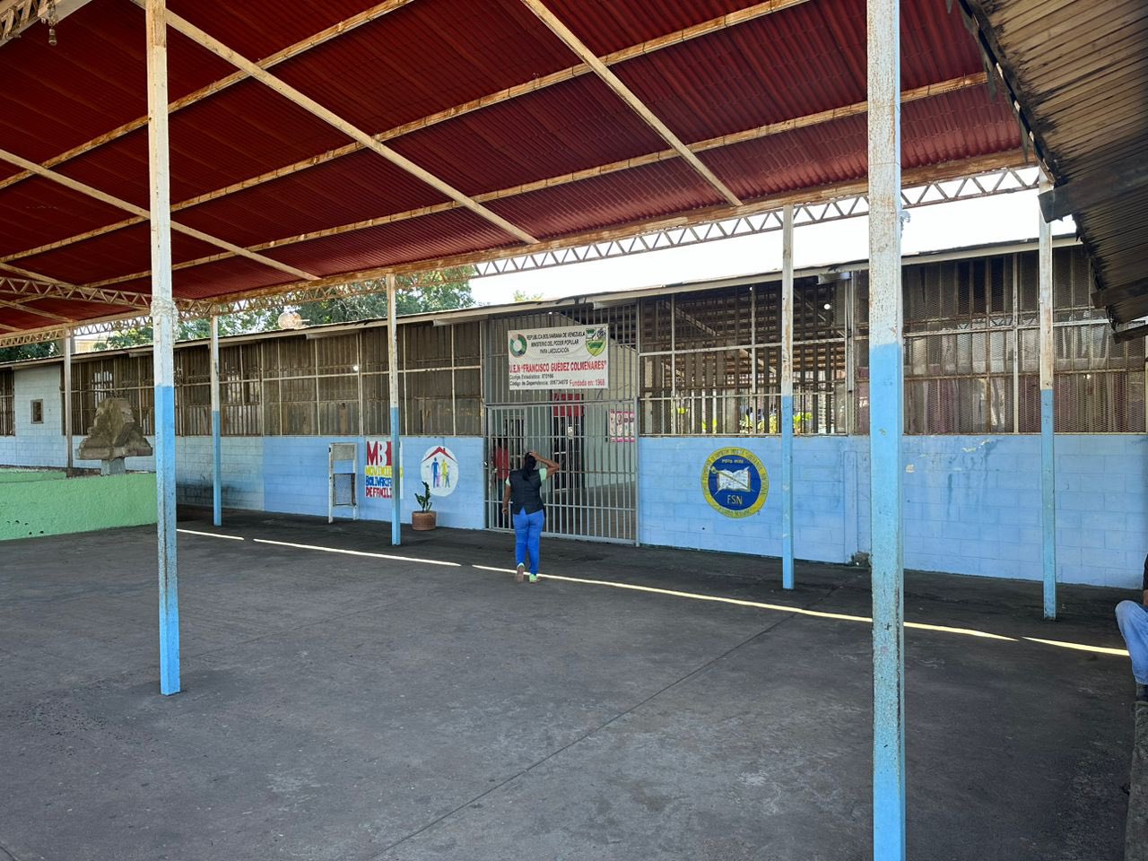 Impiden a periodistas entrar a escuela en el estado Bolívar