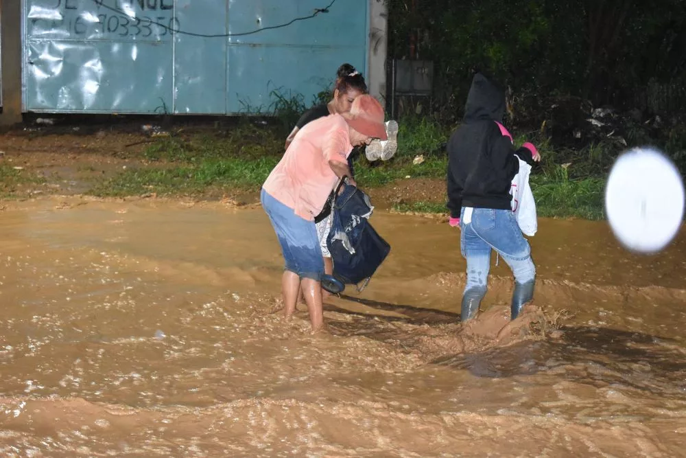 Un fallecido, vías inudandas y casas anegadas por lluvias en Lara