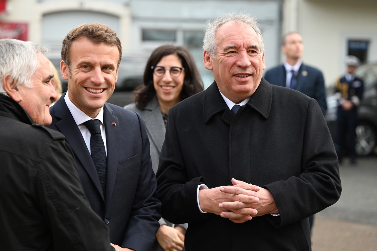 El presidente francés Emmanuel Macron (2-L) y el alcalde de Pau Francois Bayrou (R) visitan el Centro Cultural Foirail en Pau Francia, 30 de septiembre de 2022 (reeditado el 13 de diciembre de 2024)