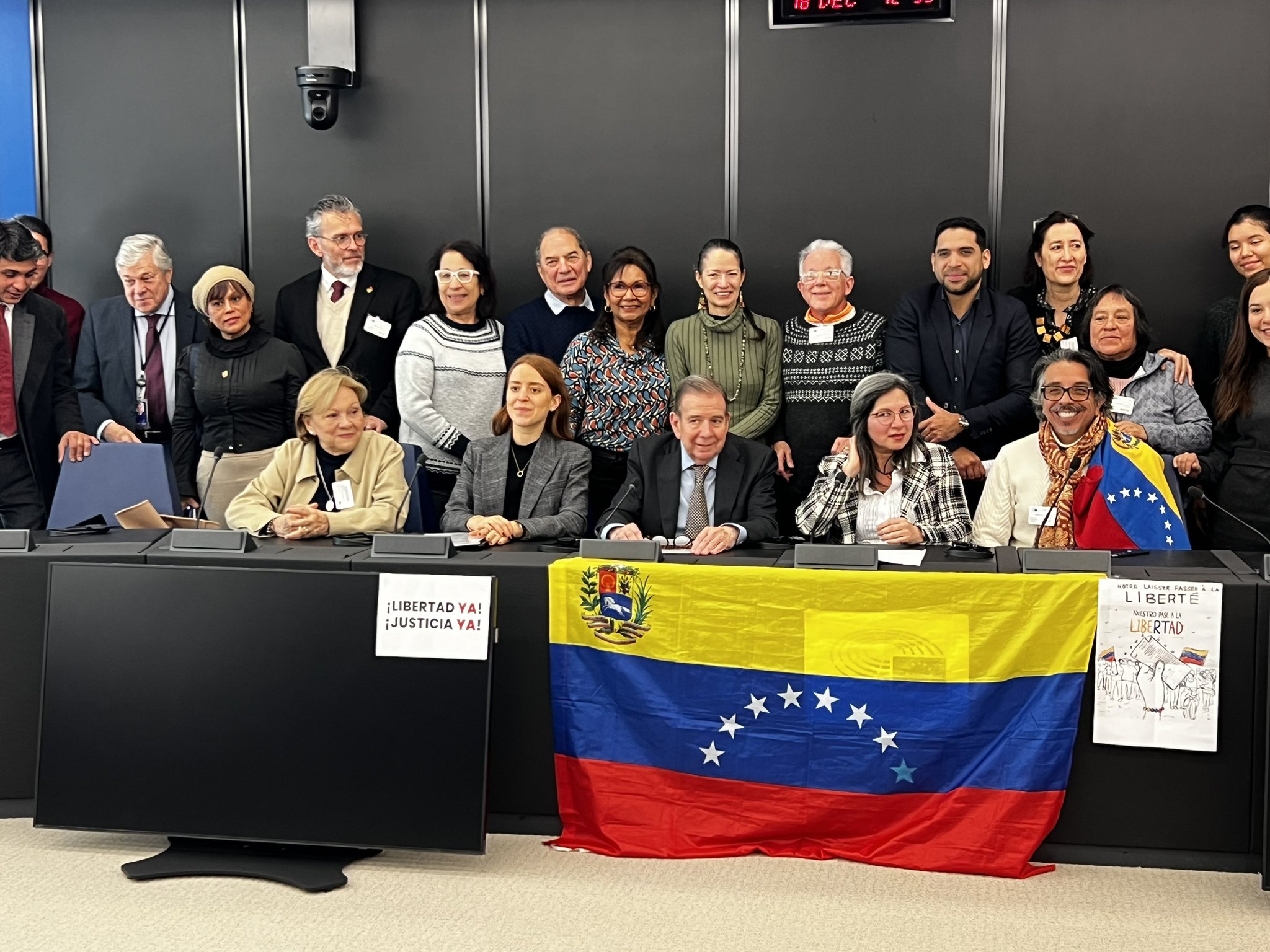 González Urrutia comparte con migrantes venezolanos en Estrasburgo