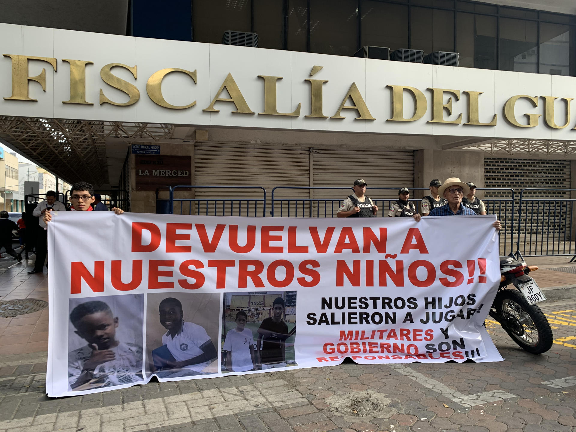 Familia de cuatro niños desaparecidos en Ecuador dan datos para cotejar con hallazgo de cuerpos calcinados