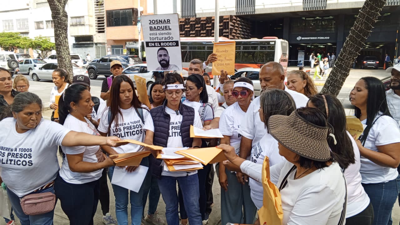 Familiares de presos políticos de El Rodeo protestan ante Fiscalía y exigen atención médica para reclusos