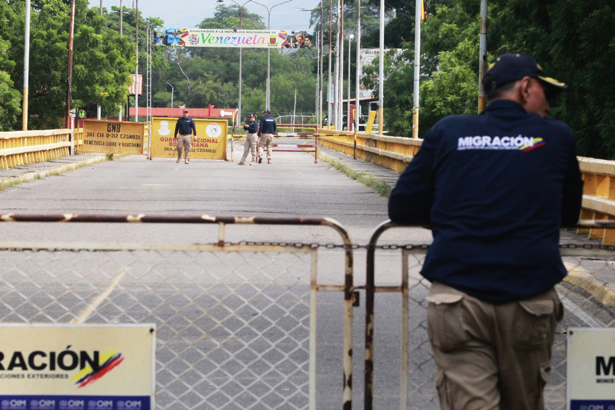Venezuela cierra la frontera terrestre y suspende los vuelos con Colombia