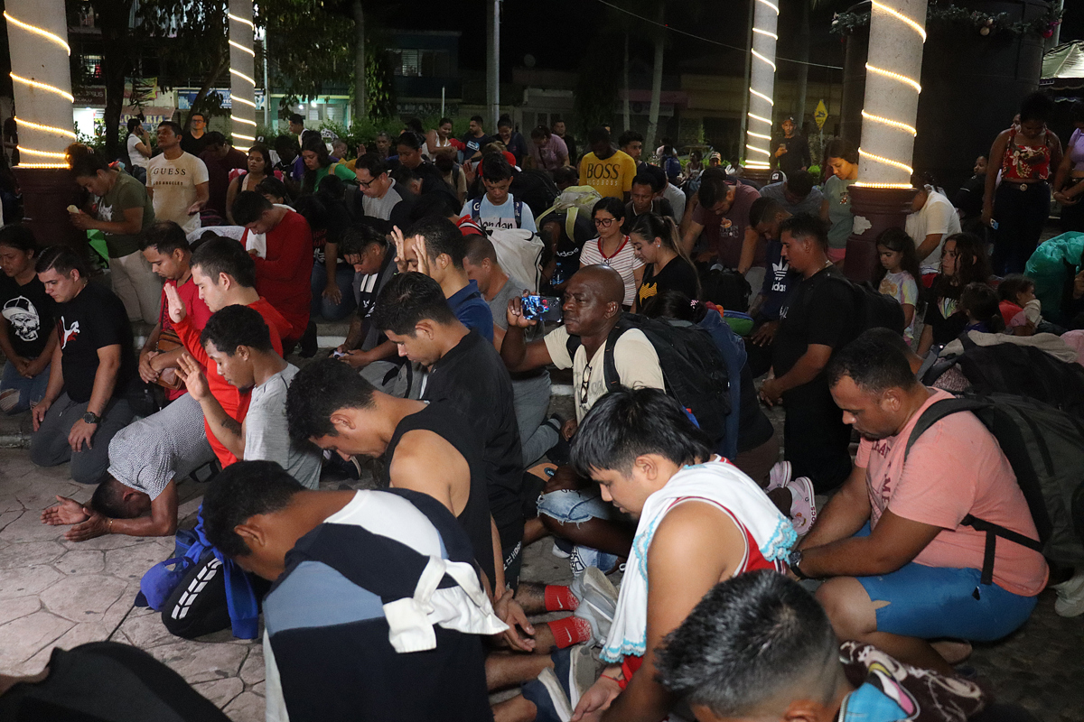 Caravana migrante sale del sur de México hacia EE.UU. a una semana del regreso de Trump