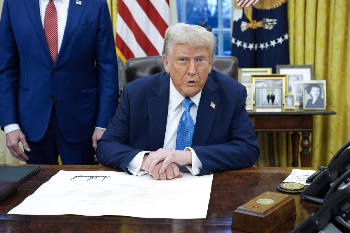 El presidente de EEUU, Trump, firma una orden ejecutiva en el Despacho Oval
