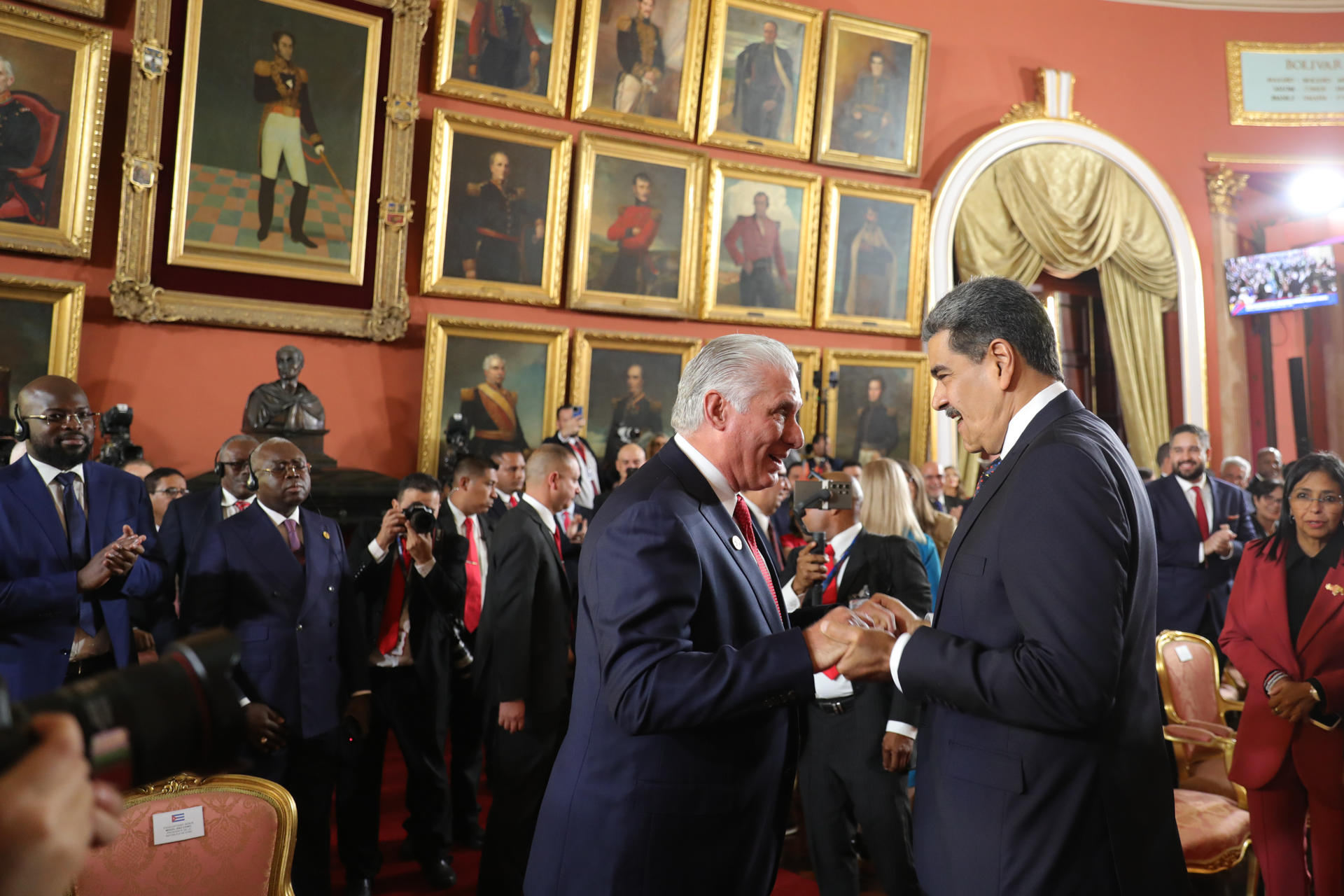 Maduro dice que se prepara con Cuba y Nicaragua para "tomar las armas", de ser necesario