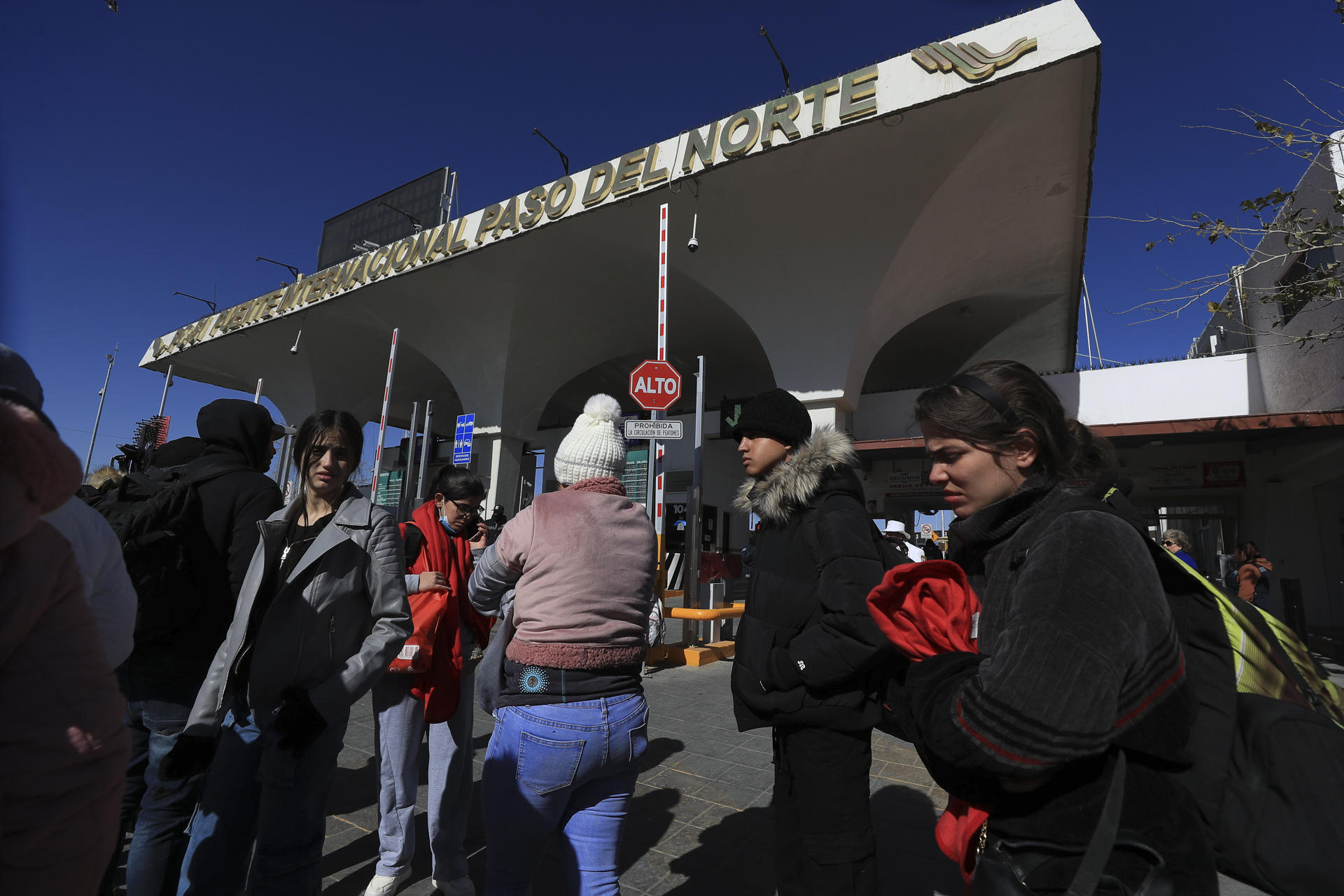 Qué pasará con los migrantes que tenían cita tras cancelación de programa de Biden
