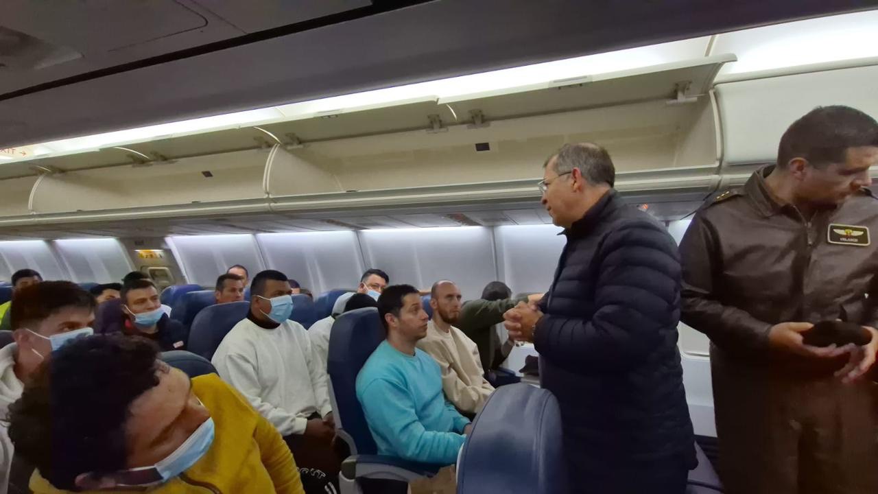 Petro divulga fotos de deportados colombianos sin esposas en avión que los trae de regreso