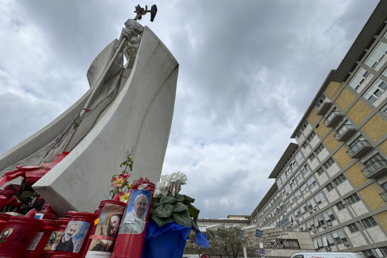 El papa pasó tranquilo la noche y recibe el tratamiento para la neumonía bilateral