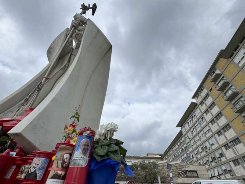 El papa pasó tranquilo la noche y recibe el tratamiento para la neumonía bilateral