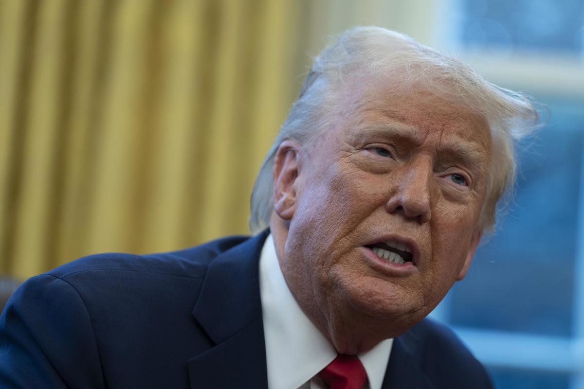 El presidente de EEUU, Trump, firma una orden ejecutiva en el Despacho Oval