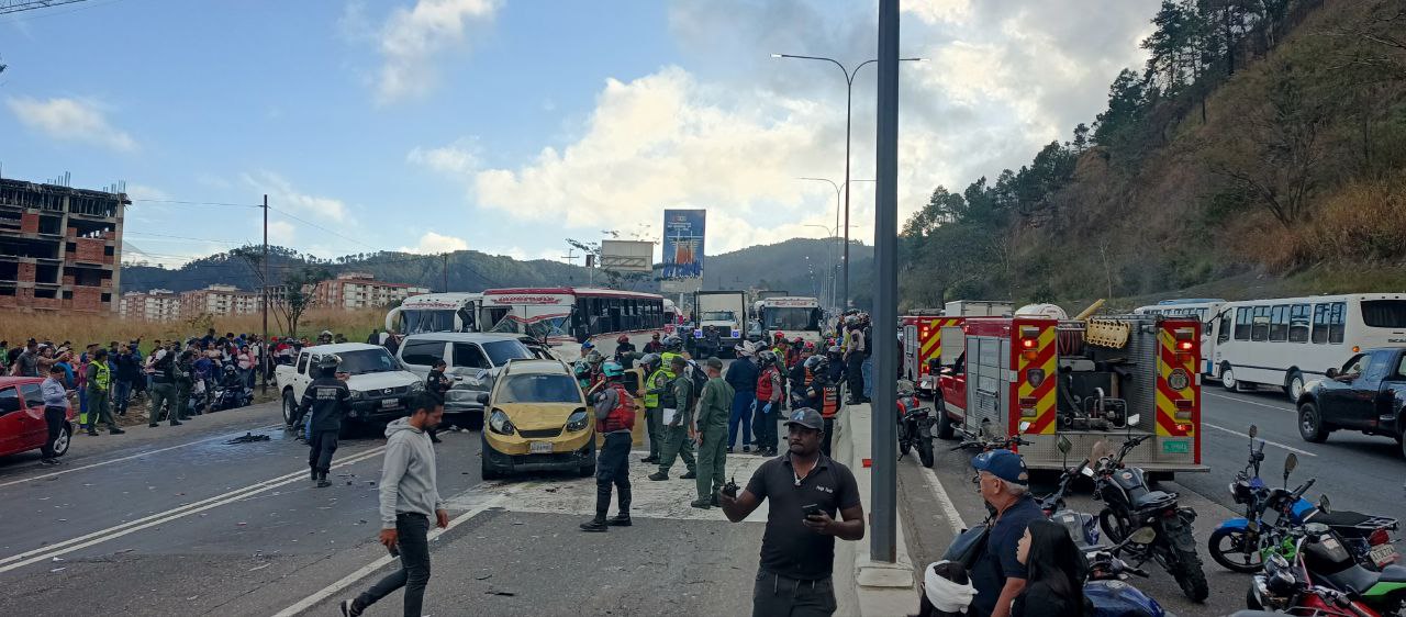 Dos fallecidos deja choque múltiple en la autopista Valle-Coche